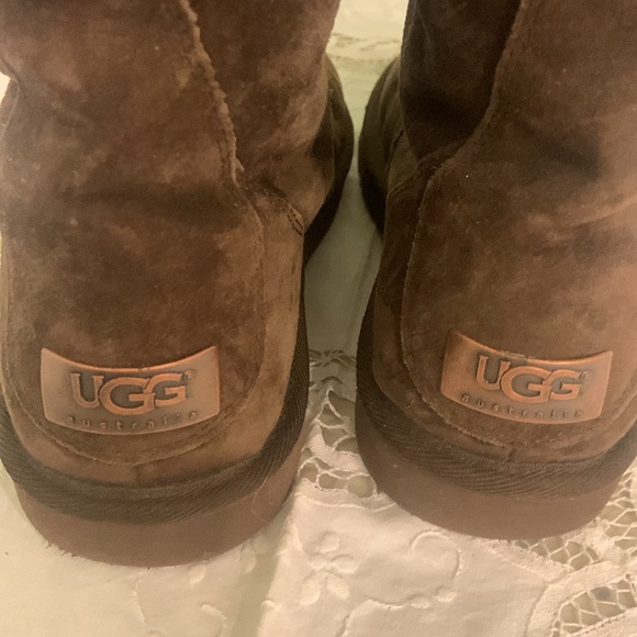 UGG BOOTS. Tall brown leather. Genuine sheepskin.S/N 5122.Size 8 - Picture 2 of 10